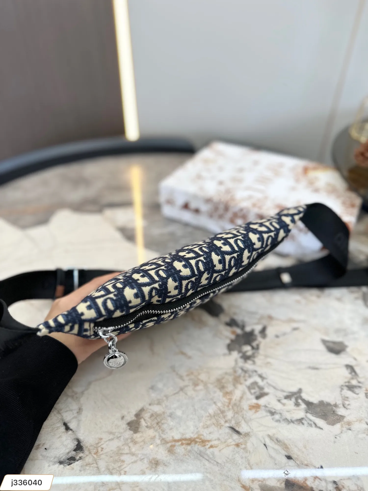 【DIOR   公式 旗艦店】 ディオール   ウエストポーチ 当日出荷 好評に付き再入荷！23*18CM