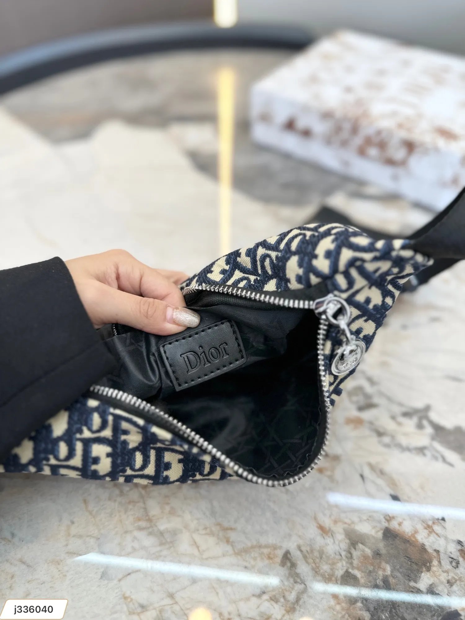 【DIOR   公式 旗艦店】 ディオール   ウエストポーチ 当日出荷 好評に付き再入荷！23*18CM