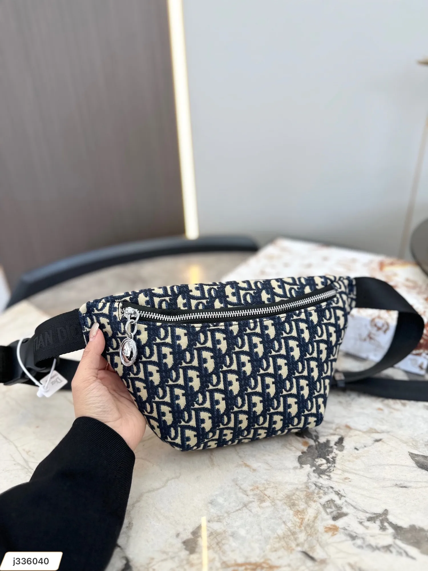 【DIOR   公式 旗艦店】 ディオール   ウエストポーチ 当日出荷 好評に付き再入荷！23*18CM