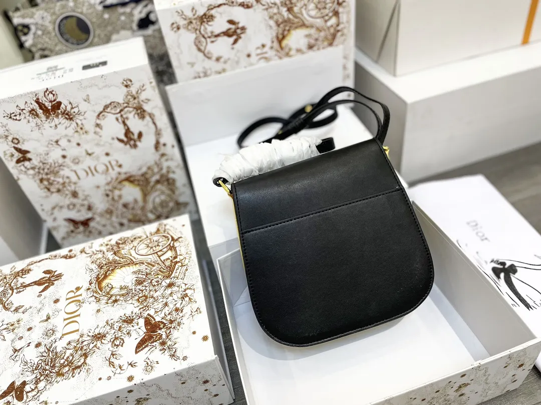 【DIOR  公式旗艦店】 ディオール   ショルダーバッグ 当日出荷 好評に付き再入荷！20*20CM