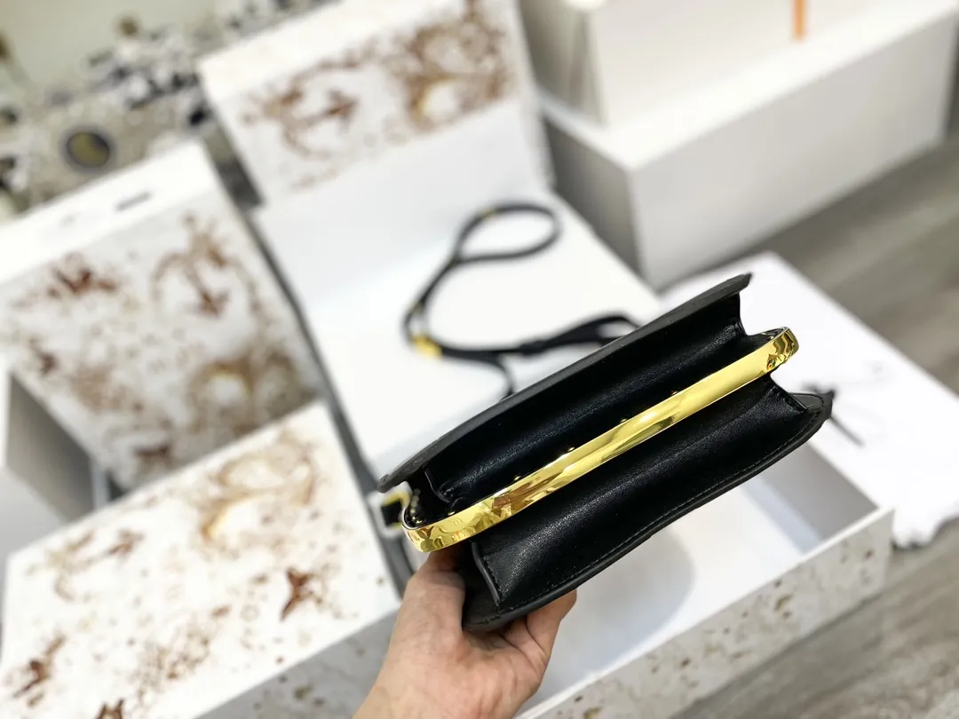 【DIOR  公式旗艦店】 ディオール   ショルダーバッグ 当日出荷 好評に付き再入荷！20*20CM