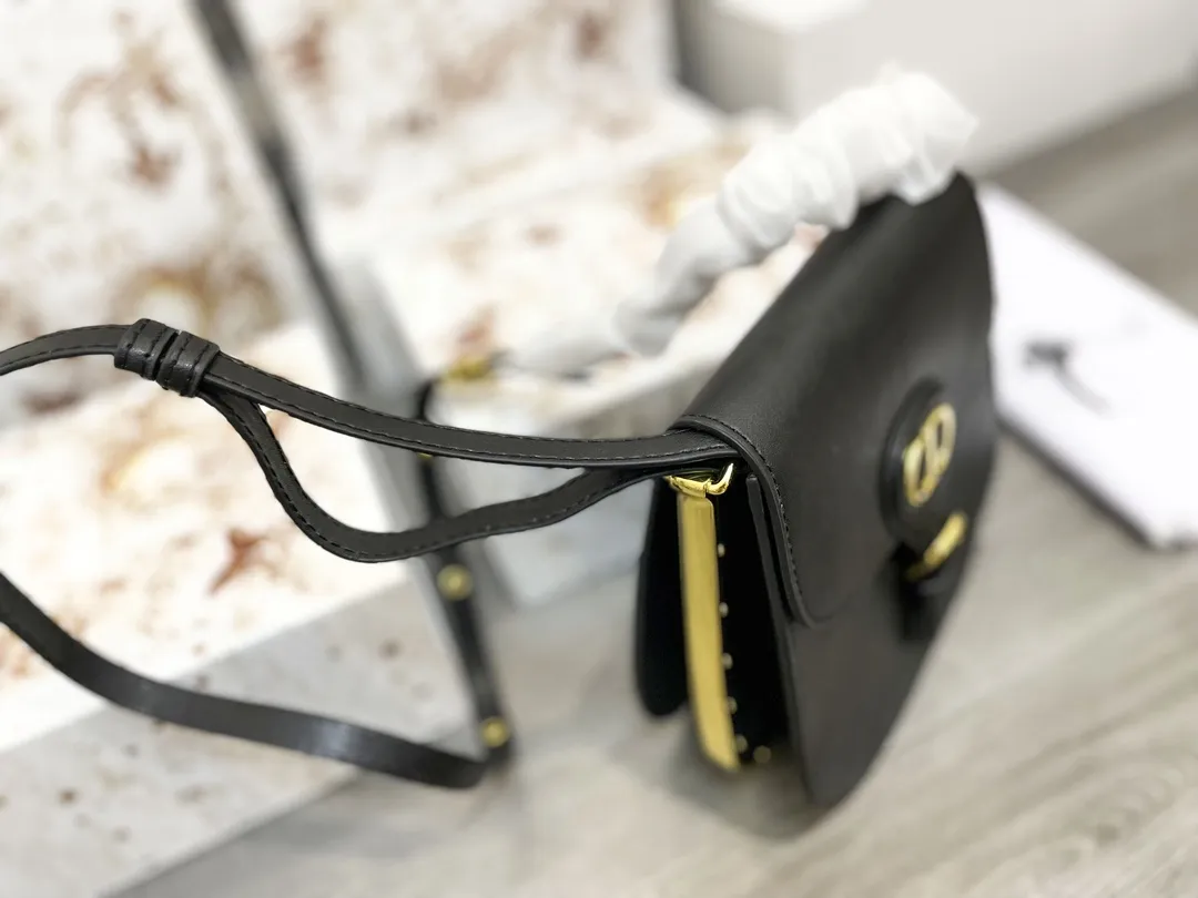 【DIOR  公式旗艦店】 ディオール   ショルダーバッグ 当日出荷 好評に付き再入荷！20*20CM