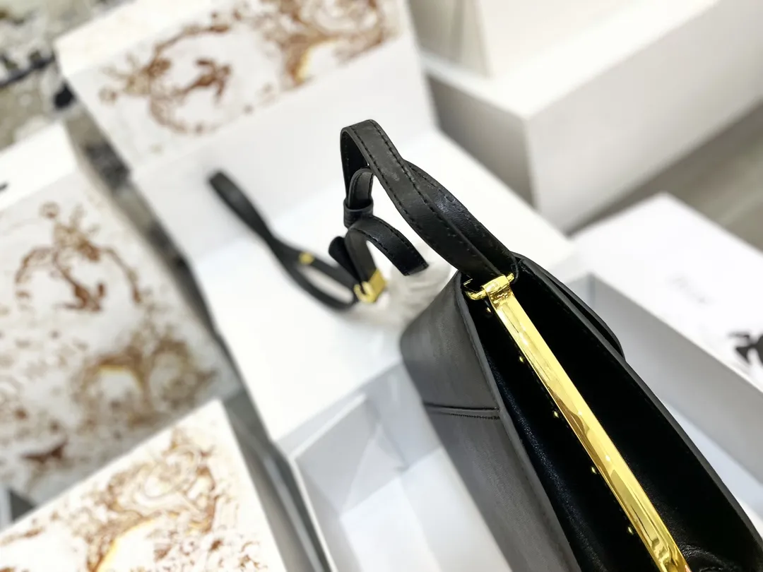 【DIOR  公式旗艦店】 ディオール   ショルダーバッグ 当日出荷 好評に付き再入荷！20*20CM