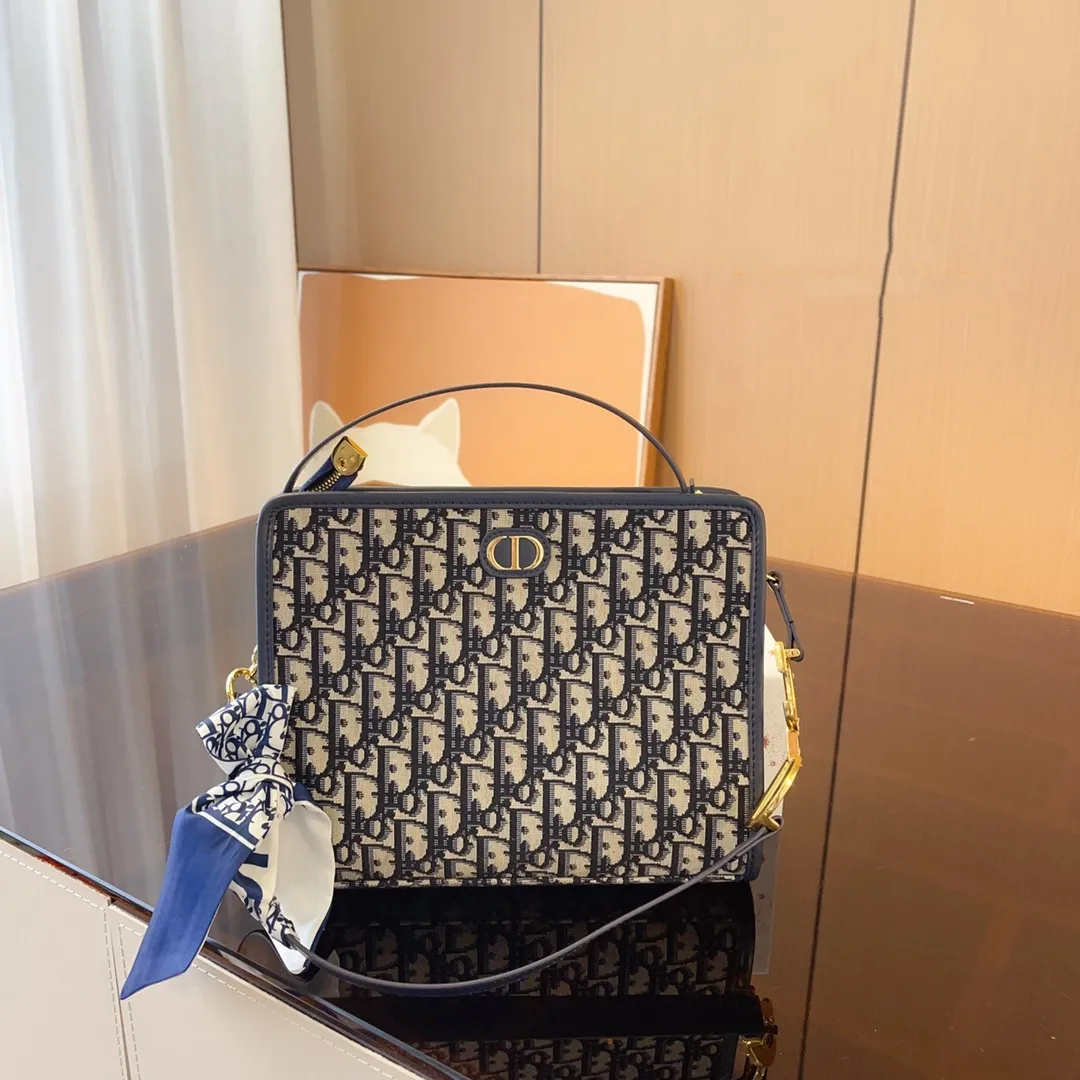 【DIOR  公式 旗艦店】ディオール   ショルダーバッグ 当日出荷 好評に付き再入荷！26*6*20CM