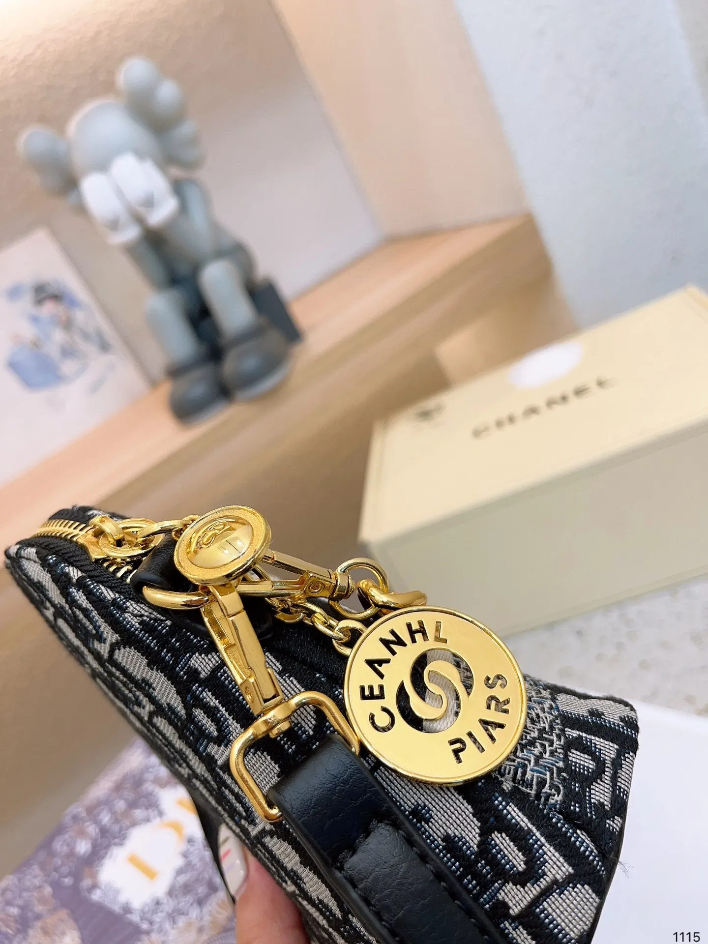 【DIOR  公式 旗艦店】ディオール   ショルダーバッグ 当日出荷 好評に付き再入荷！21*16CM