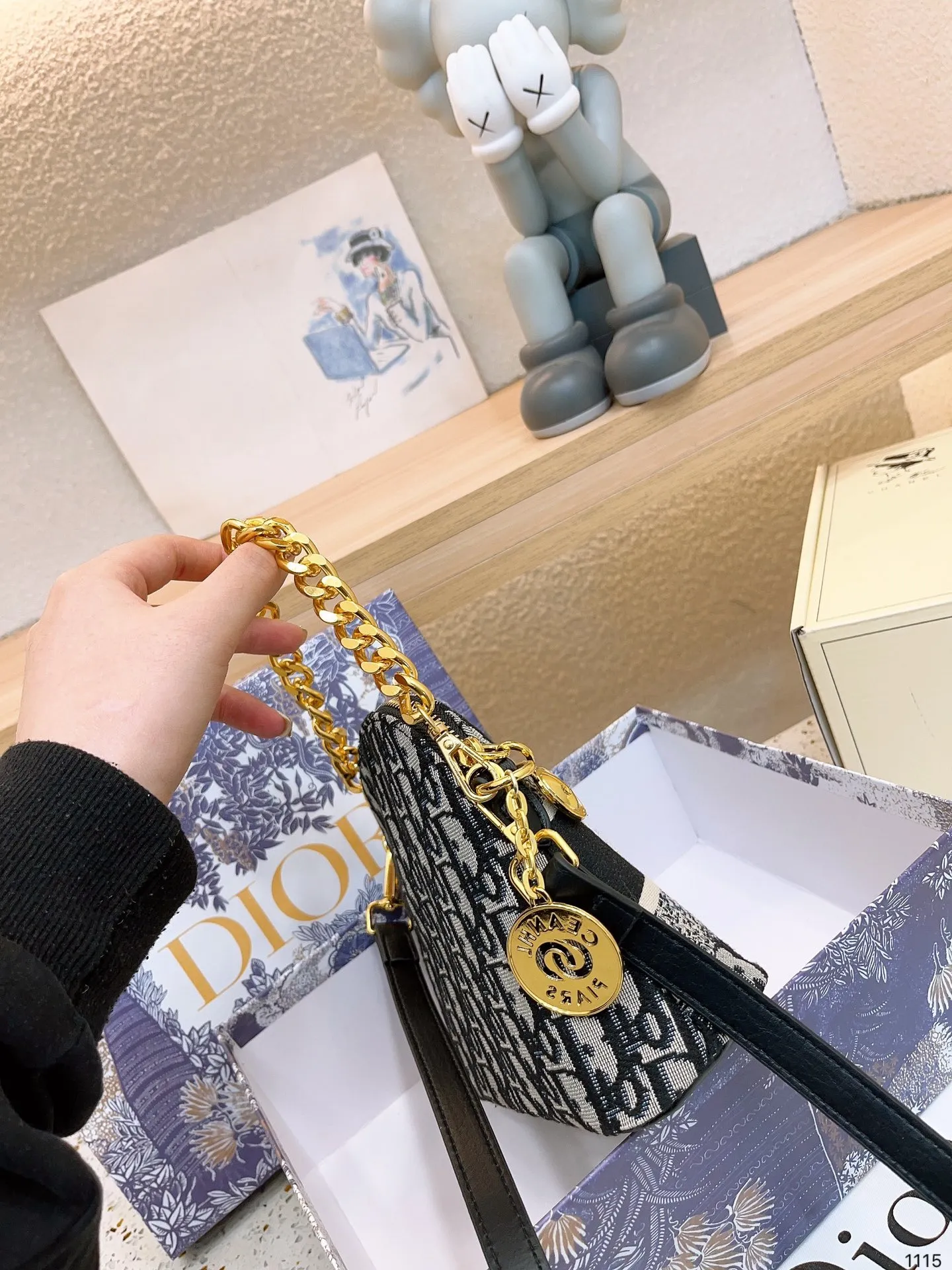 【DIOR  公式 旗艦店】ディオール   ショルダーバッグ 当日出荷 好評に付き再入荷！21*16CM
