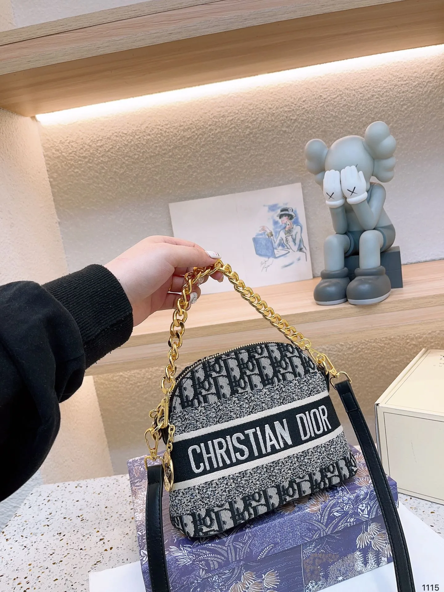 【DIOR  公式 旗艦店】ディオール   ショルダーバッグ 当日出荷 好評に付き再入荷！21*16CM