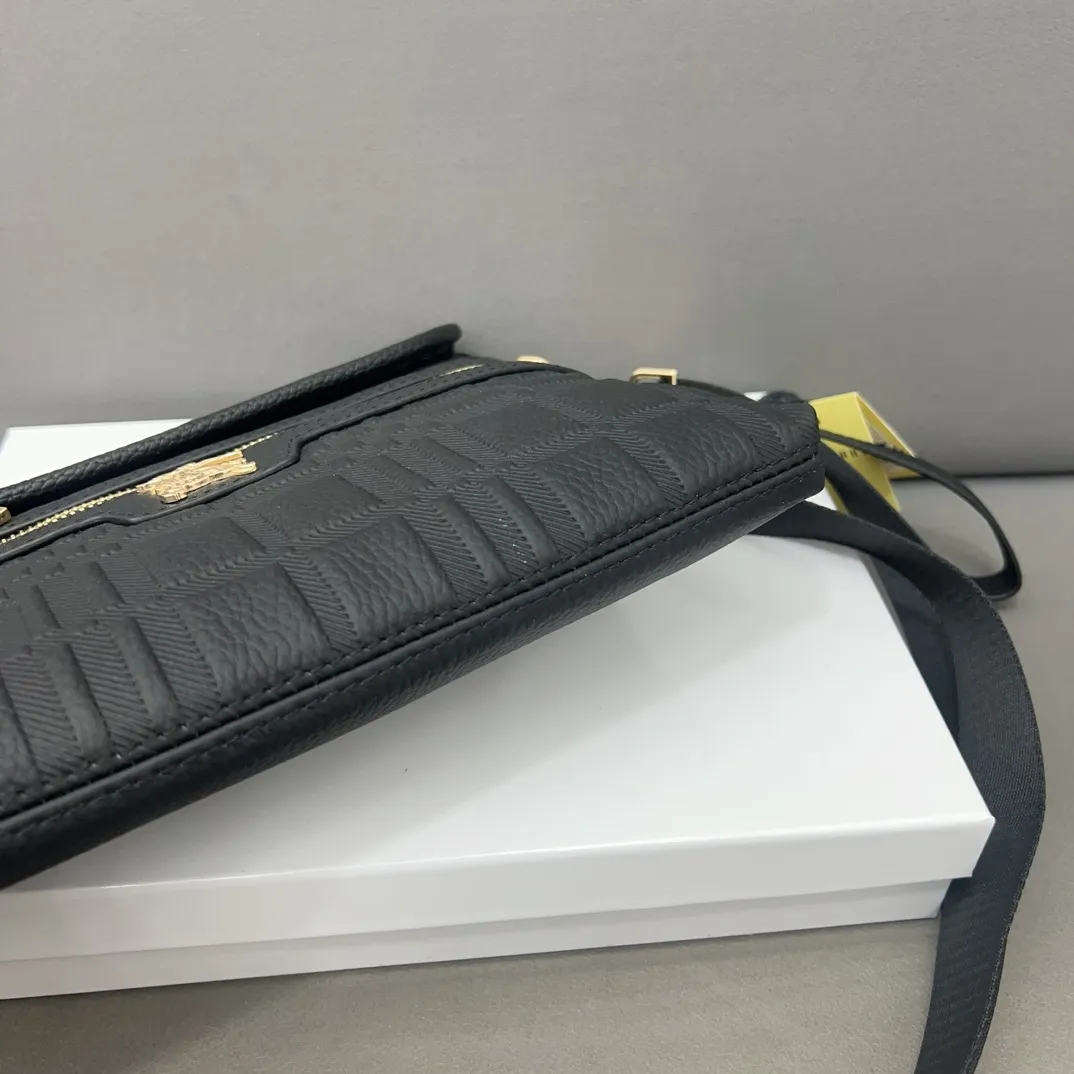 【BURBERRY 公式旗艦店】バーバリー  斜めがけバッグ 当日出荷 好評に付き再入荷！30*20CM