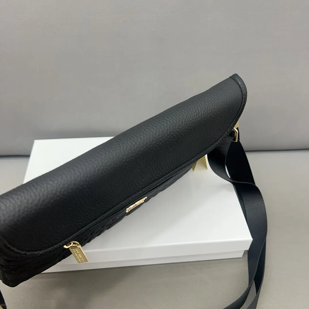 【BURBERRY 公式旗艦店】バーバリー  斜めがけバッグ 当日出荷 好評に付き再入荷！30*20CM