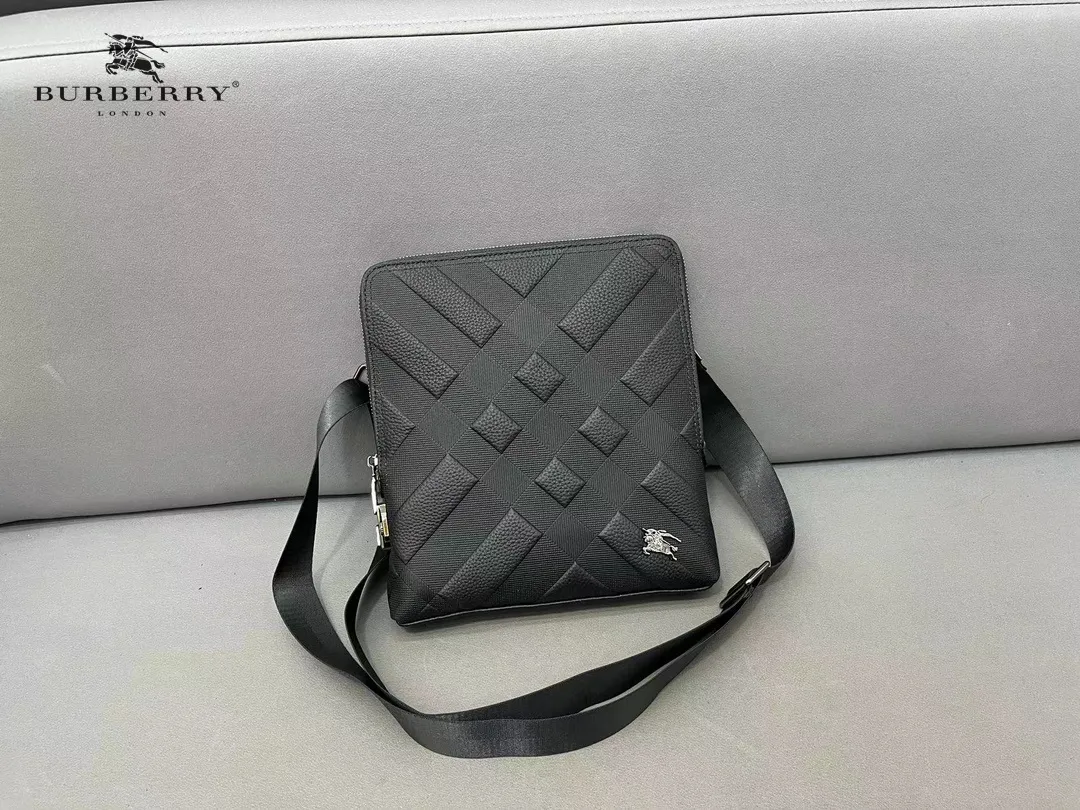 【BURBERRY 公式旗艦店】バーバリー  斜めがけバッグ 当日出荷 好評に付き再入荷！23*26CM