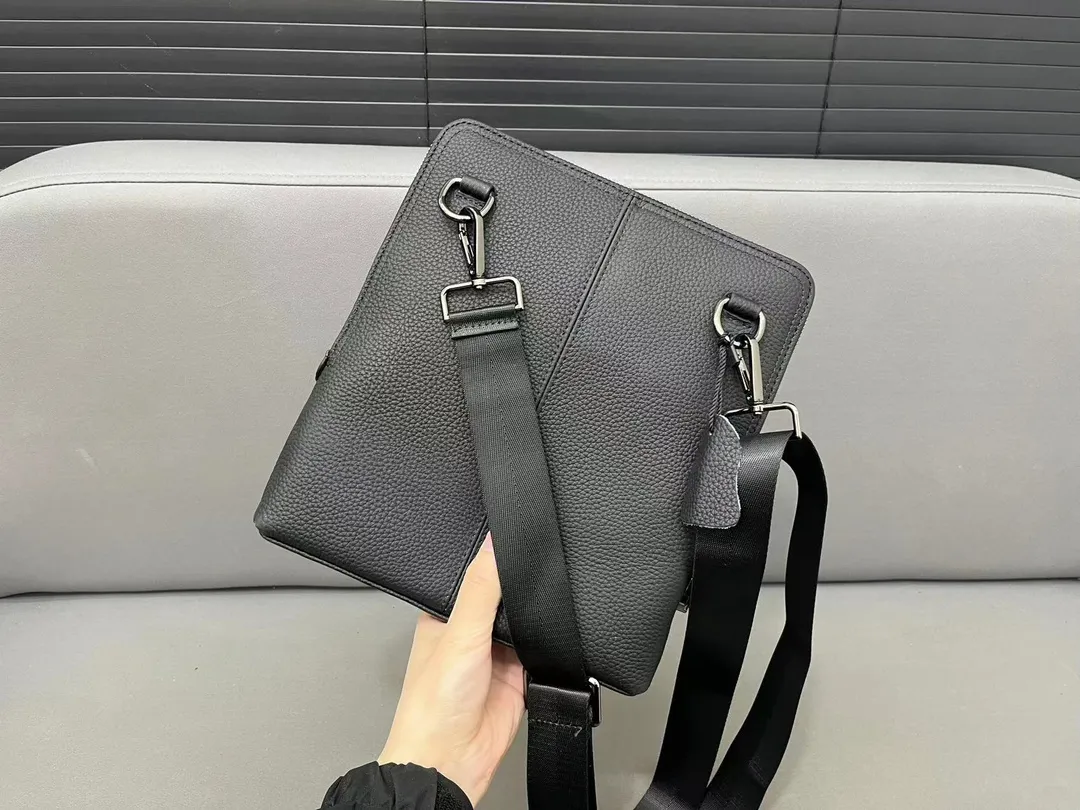 【BURBERRY 公式旗艦店】バーバリー  斜めがけバッグ 当日出荷 好評に付き再入荷！23*26CM