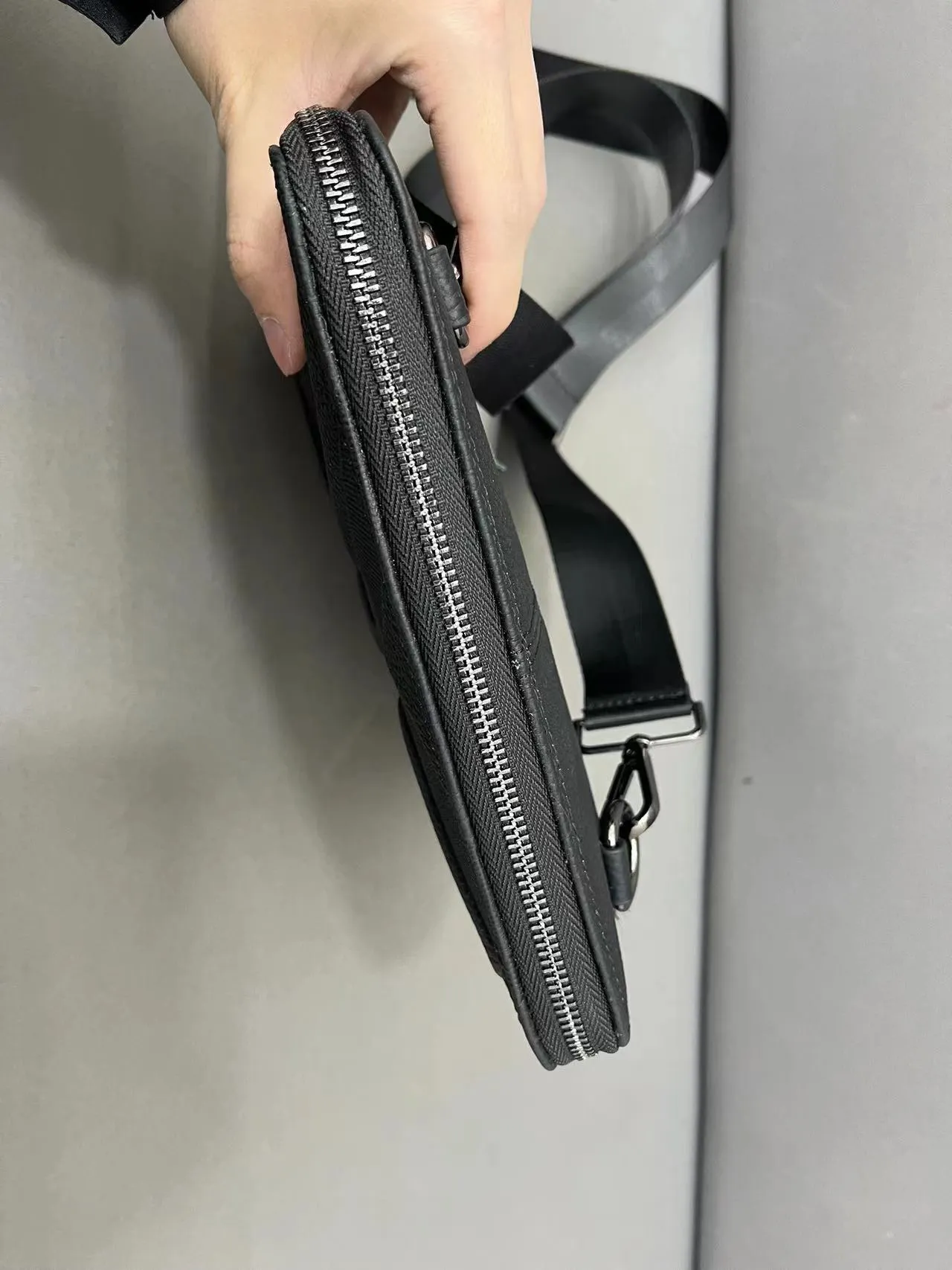 【BURBERRY 公式旗艦店】バーバリー  斜めがけバッグ 当日出荷 好評に付き再入荷！23*26CM