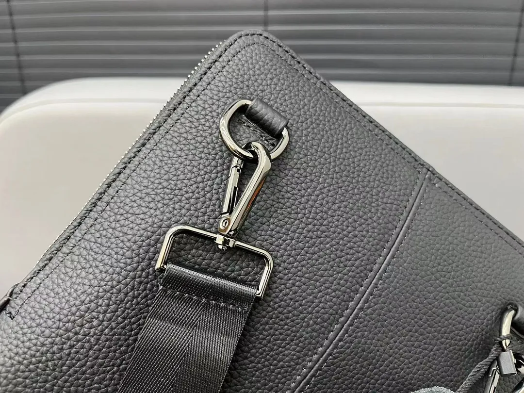 【BURBERRY 公式旗艦店】バーバリー  斜めがけバッグ 当日出荷 好評に付き再入荷！23*26CM