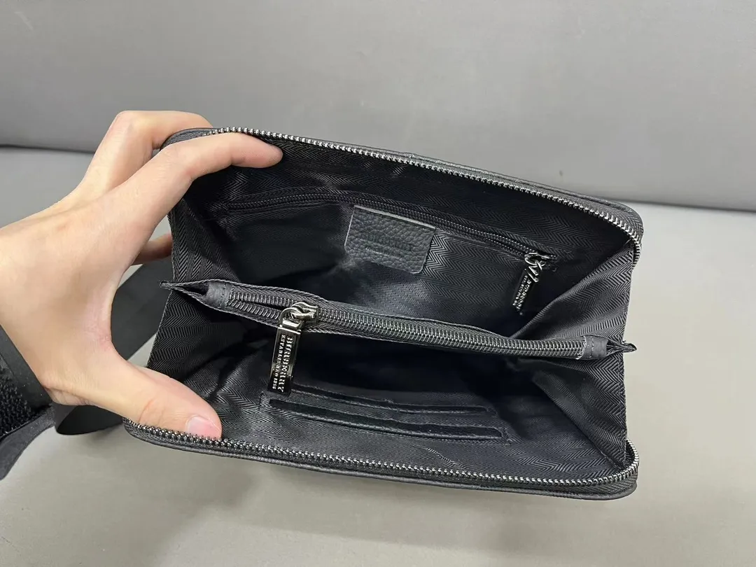 【BURBERRY 公式旗艦店】バーバリー  斜めがけバッグ 当日出荷 好評に付き再入荷！23*26CM