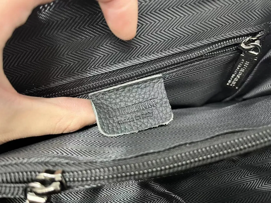 【BURBERRY 公式旗艦店】バーバリー  斜めがけバッグ 当日出荷 好評に付き再入荷！23*26CM