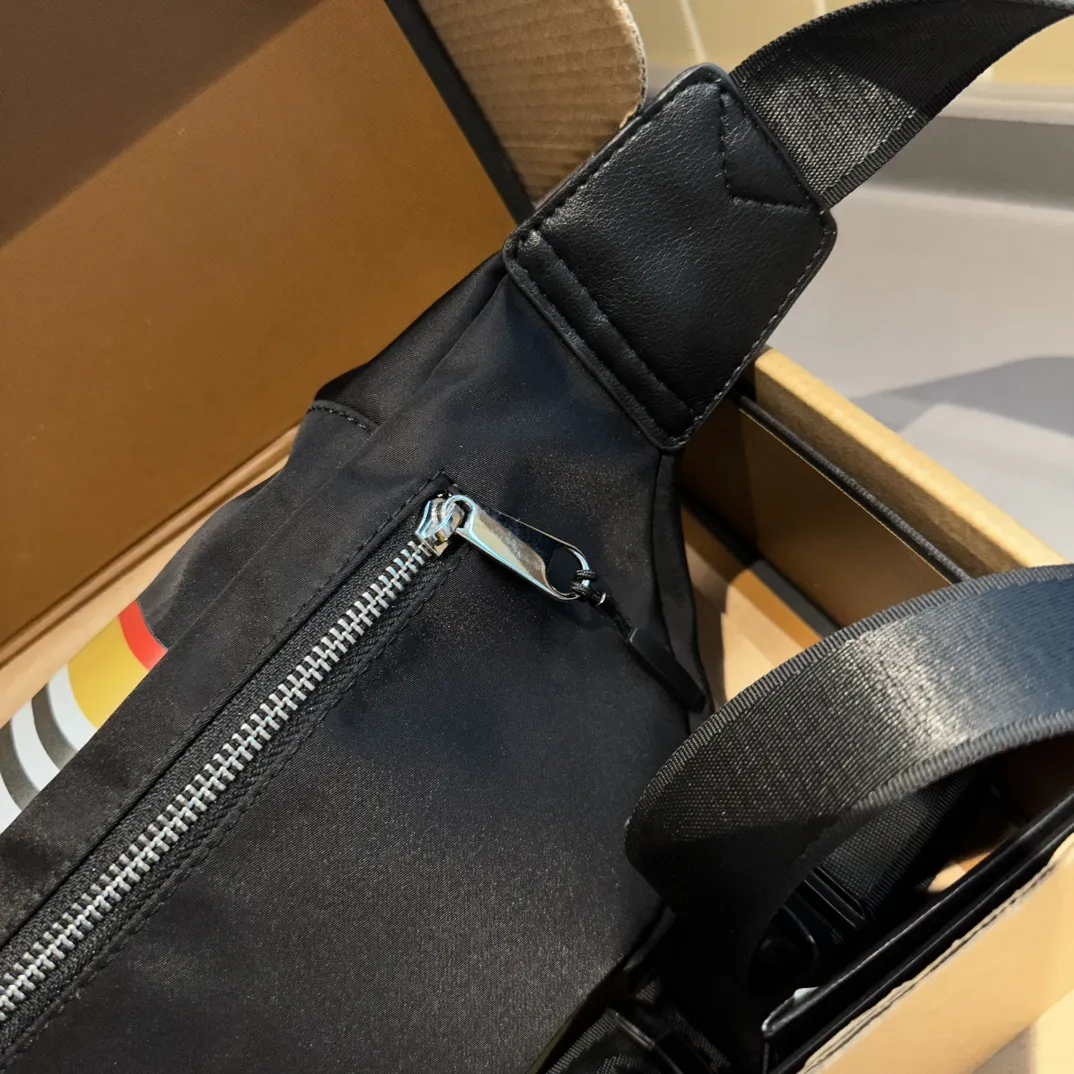 【BURBERRY 公式旗艦店】バーバリー 胸ポケット  当日出荷 好評に付き再入荷！27CM