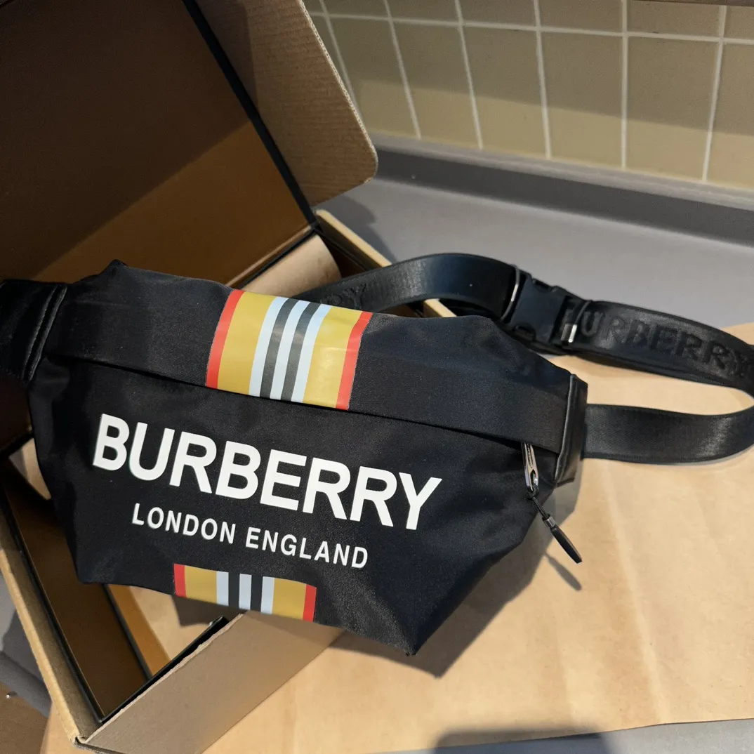 【BURBERRY 公式旗艦店】バーバリー 胸ポケット  当日出荷 好評に付き再入荷！27CM