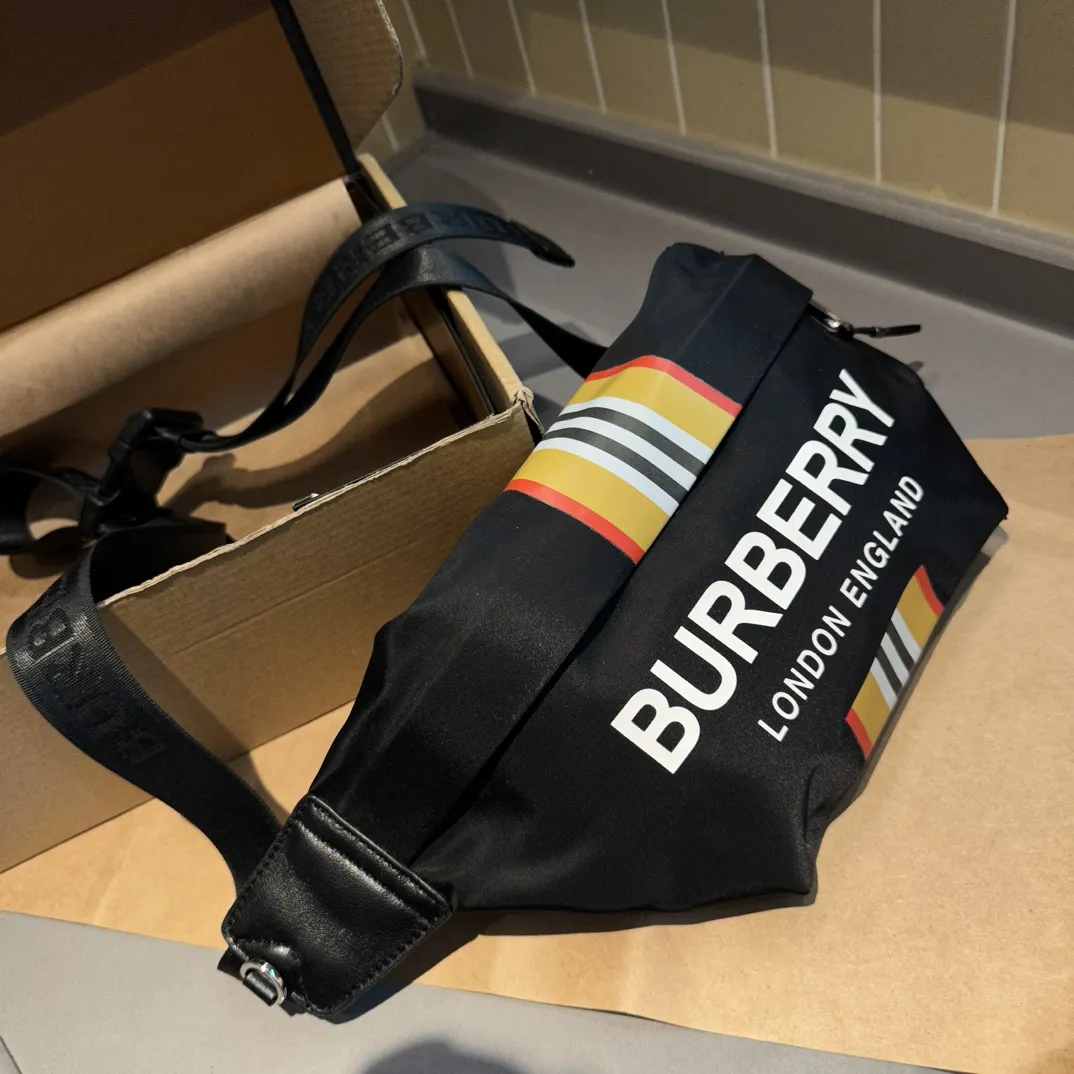 【BURBERRY 公式旗艦店】バーバリー 胸ポケット  当日出荷 好評に付き再入荷！27CM
