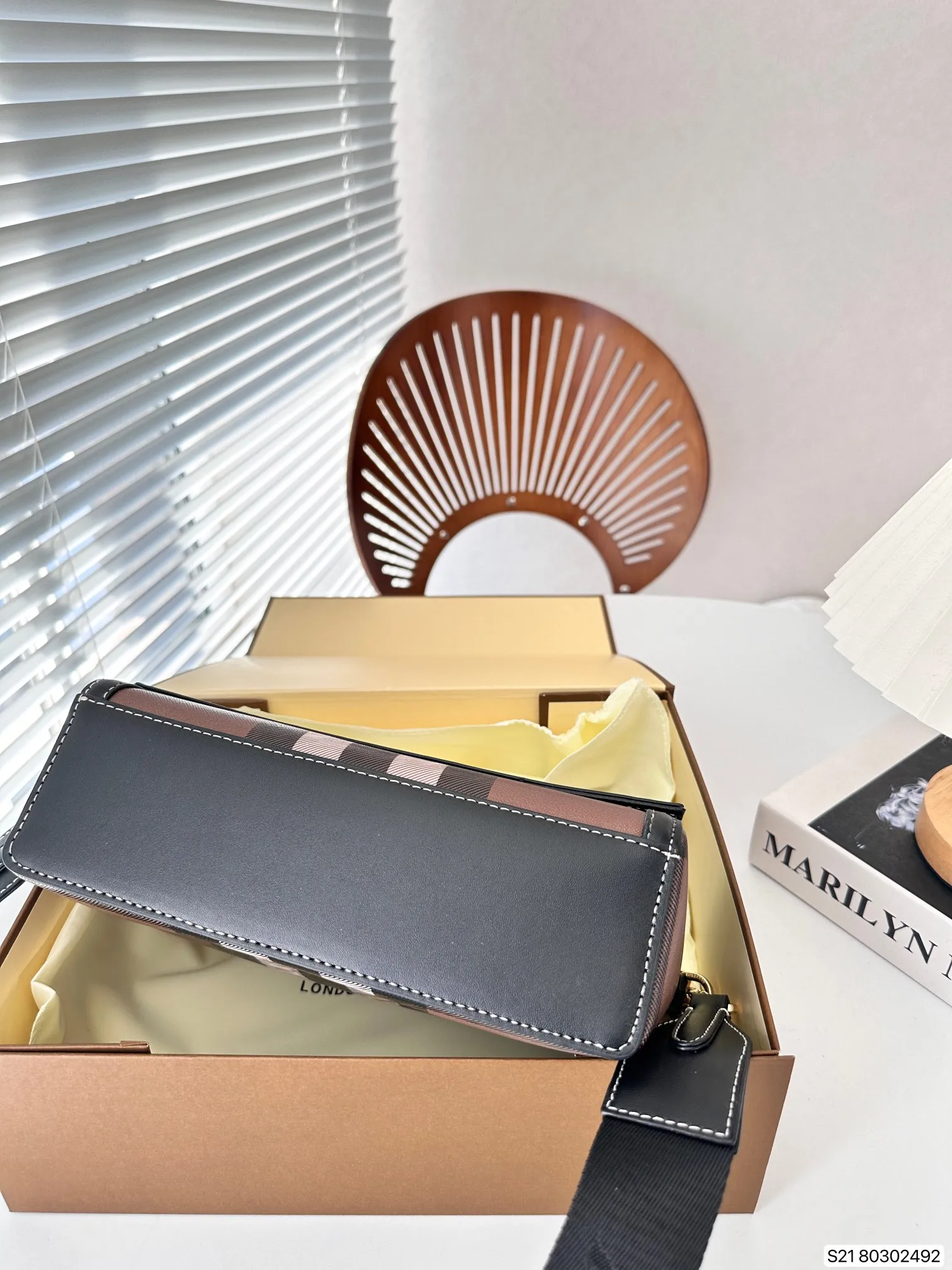 【BURBERRY 公式旗艦店】バーバリー   斜めがけバッグ当日出荷 好評に付き再入荷！24*15CM