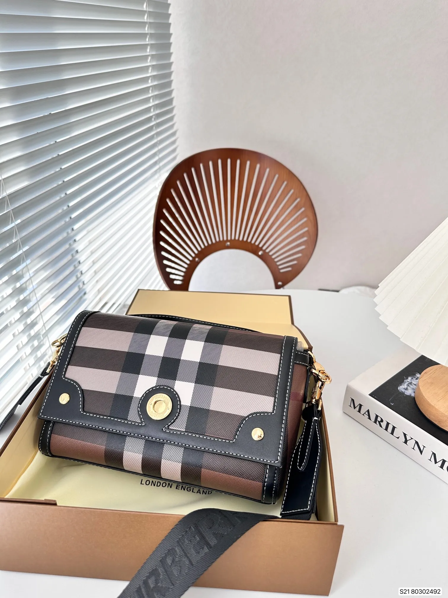 【BURBERRY 公式旗艦店】バーバリー   斜めがけバッグ当日出荷 好評に付き再入荷！24*15CM