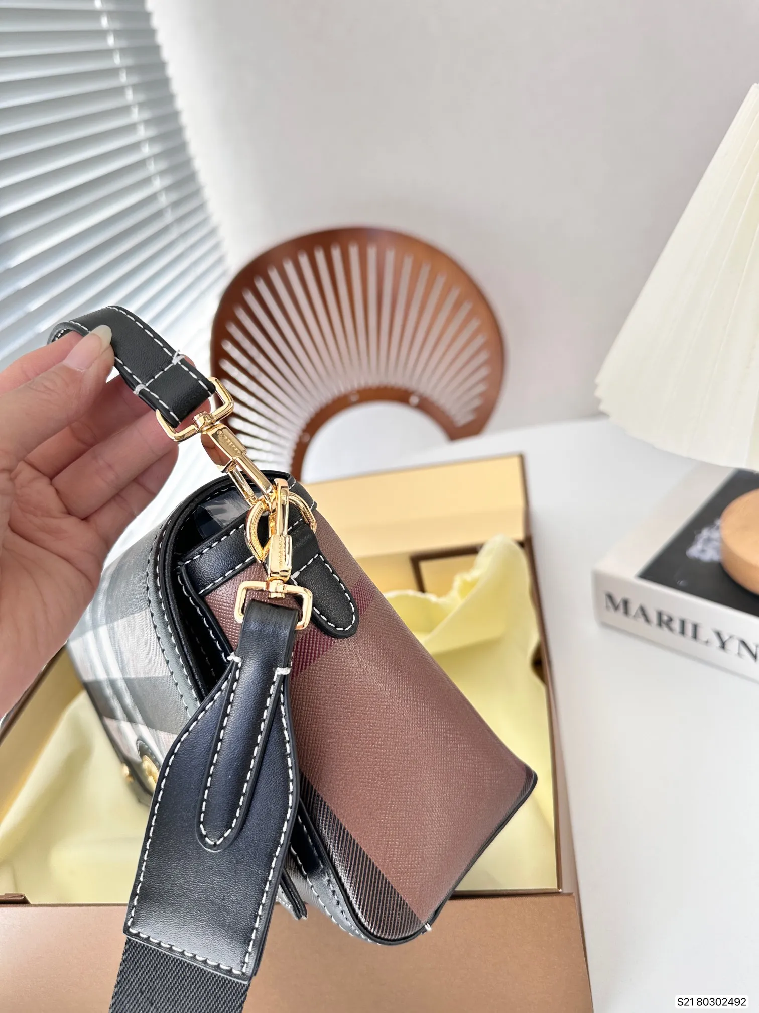 【BURBERRY 公式旗艦店】バーバリー   斜めがけバッグ当日出荷 好評に付き再入荷！24*15CM