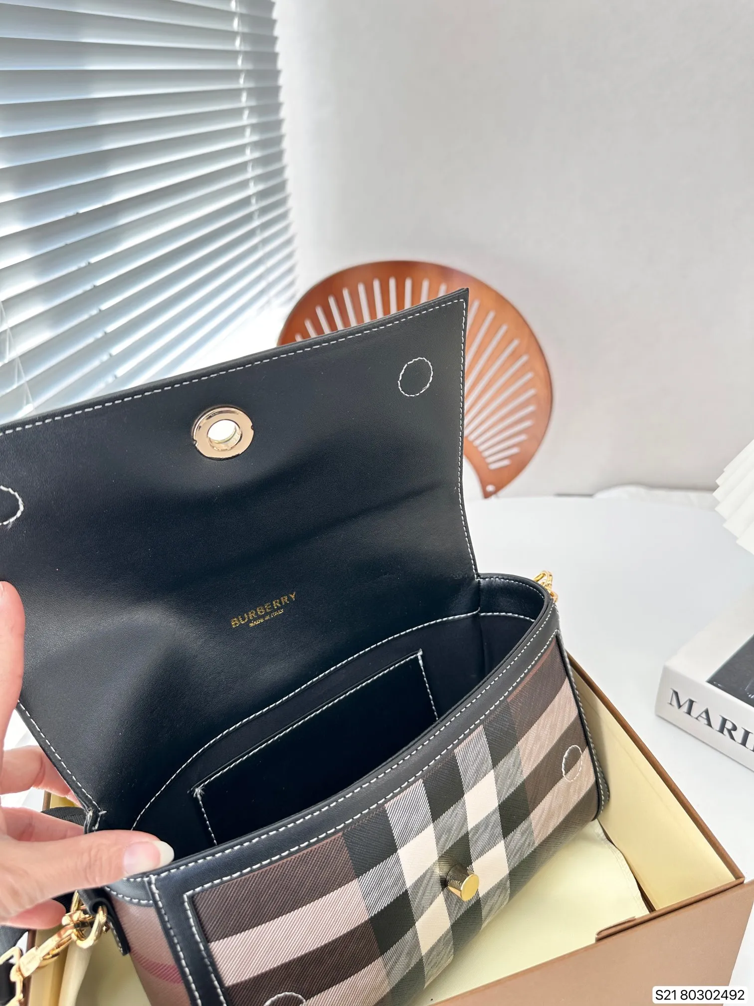 【BURBERRY 公式旗艦店】バーバリー   斜めがけバッグ当日出荷 好評に付き再入荷！24*15CM