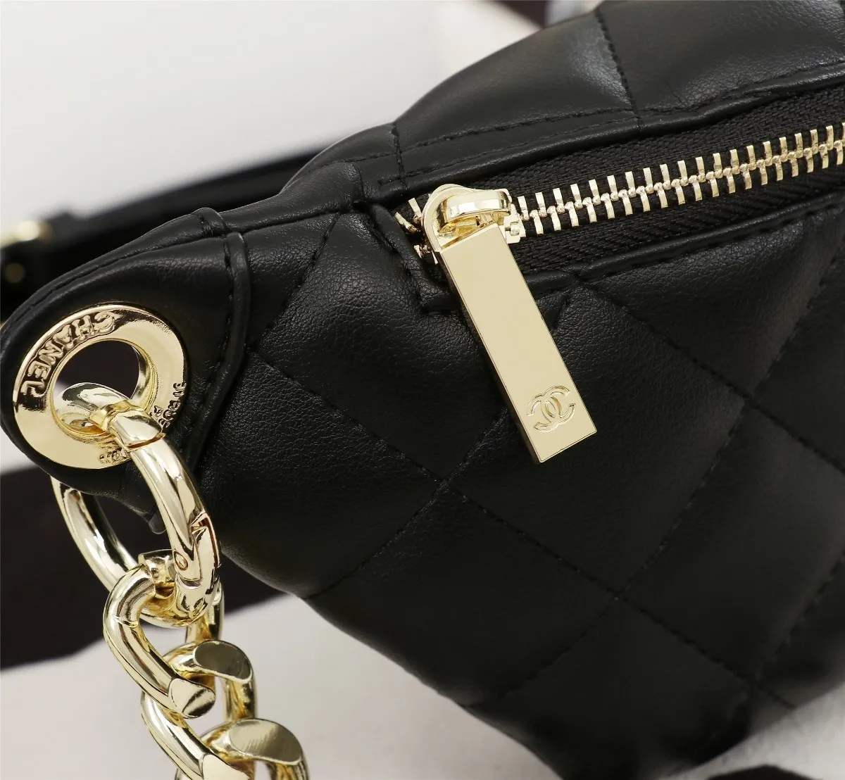 【CHANEL  公式旗艦店】シャネル  ウエストポーチ  当日出荷 好評に付き再入荷！23CM