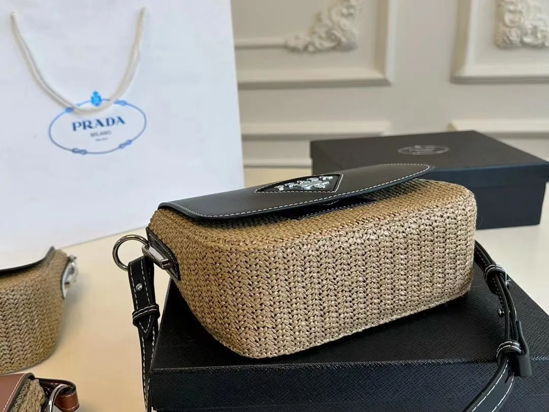 【PRADA  公式 旗艦店】プラダ  斜めがけバッグ 当日出荷 好評に付き再入荷！26*16CM 240719