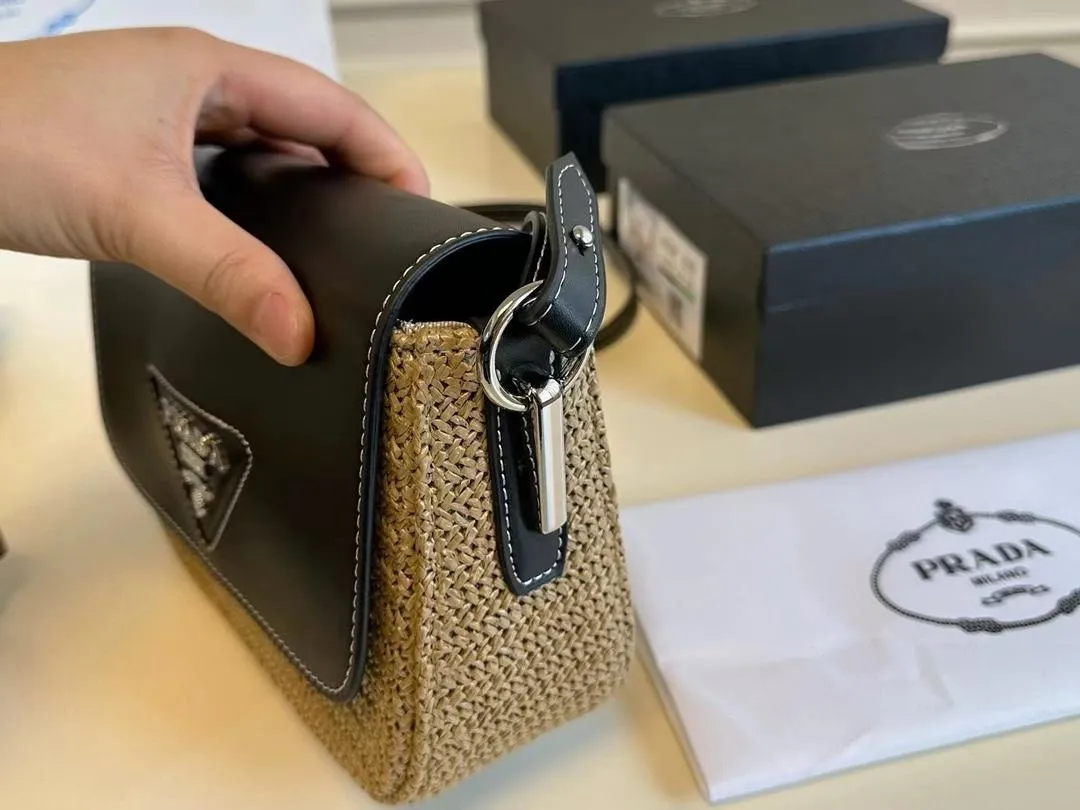 【PRADA  公式 旗艦店】プラダ  斜めがけバッグ 当日出荷 好評に付き再入荷！26*16CM 240719