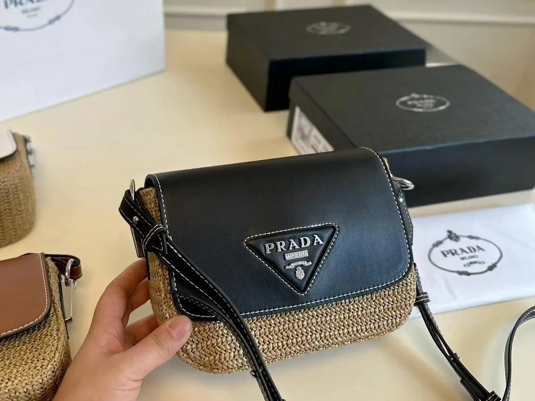 【PRADA  公式 旗艦店】プラダ  斜めがけバッグ 当日出荷 好評に付き再入荷！26*16CM 240719
