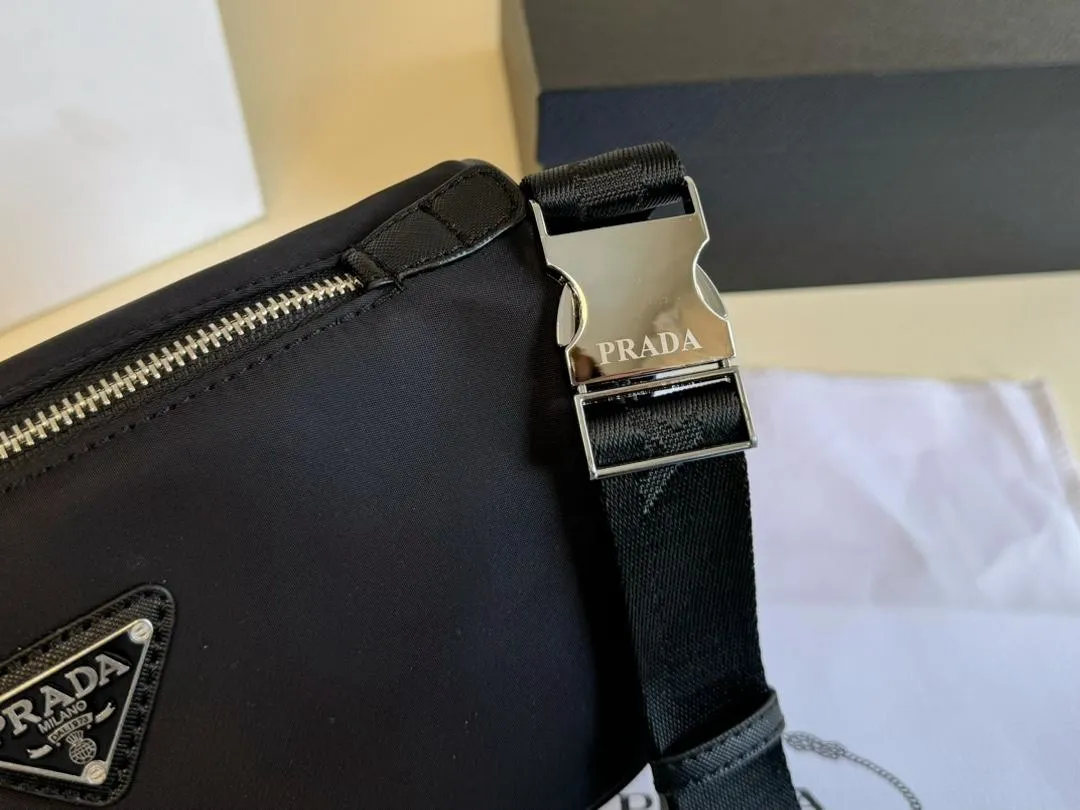 【PRADA  公式 旗艦店】プラダ  斜めがけバッグ 当日出荷 好評に付き再入荷！24*15CM  240719