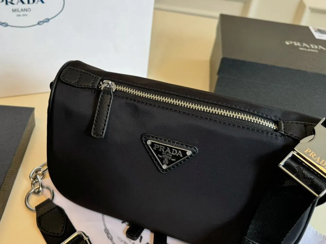 【PRADA  公式 旗艦店】プラダ  斜めがけバッグ 当日出荷 好評に付き再入荷！24*15CM  240719