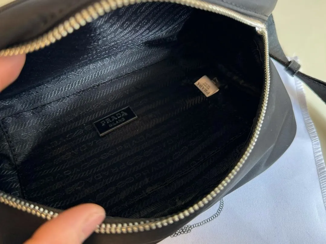 【PRADA  公式 旗艦店】プラダ  斜めがけバッグ 当日出荷 好評に付き再入荷！24*15CM  240719