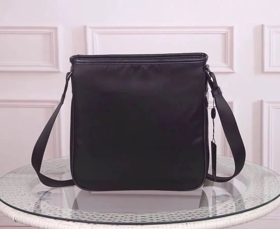 【PRADA 公式旗艦店】プラダ  斜めがけバッグ 当日出荷 好評に付き再入荷！26*26*7CM