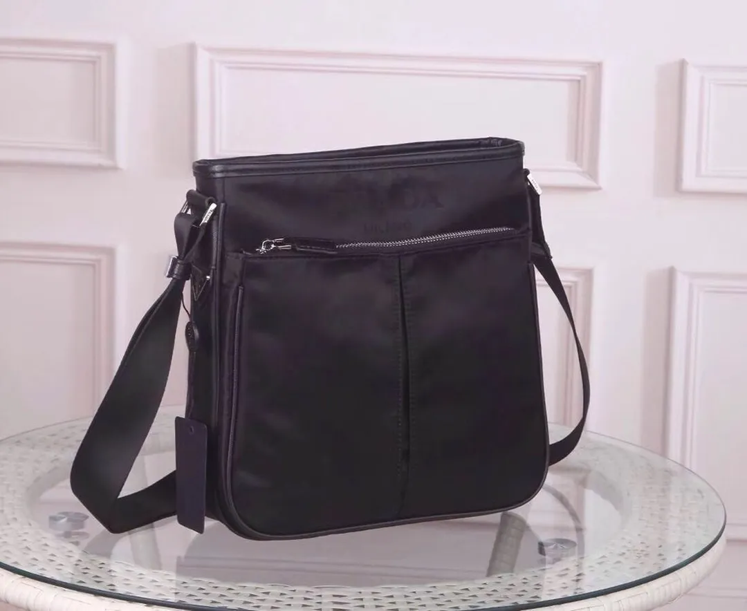 【PRADA 公式旗艦店】プラダ  斜めがけバッグ 当日出荷 好評に付き再入荷！26*26*7CM
