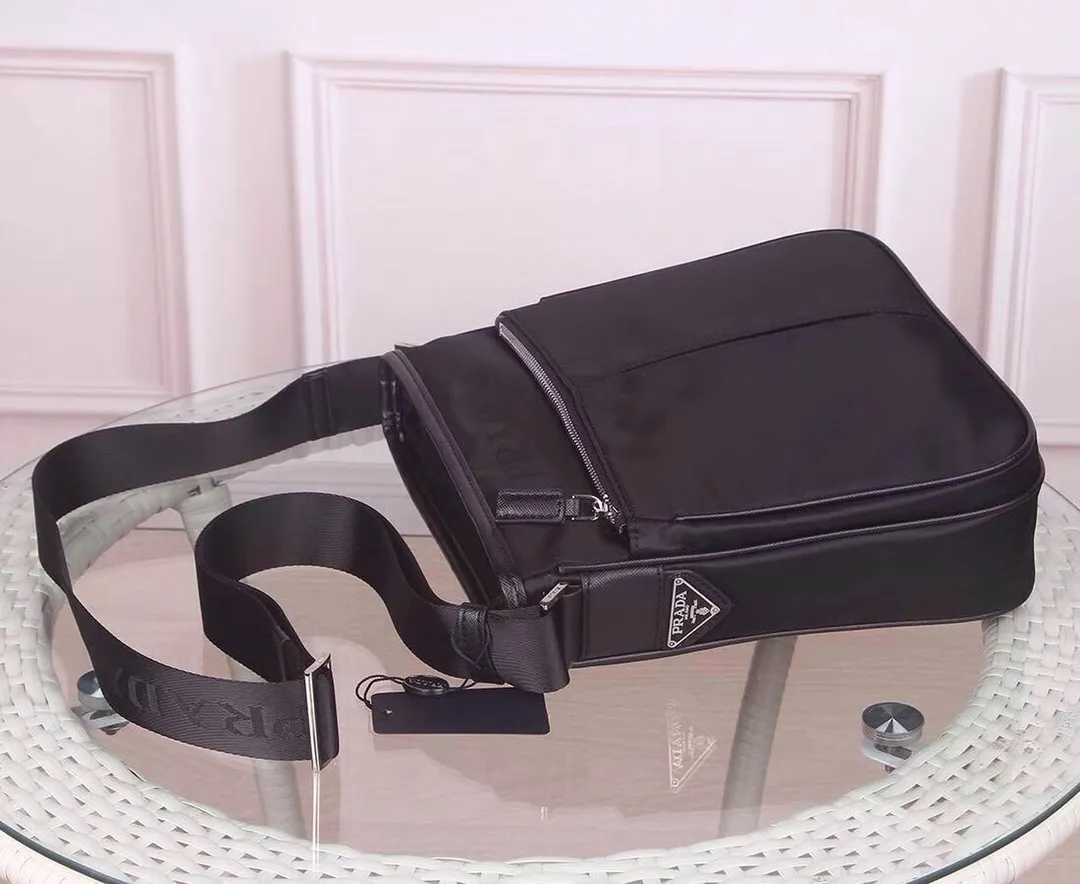 【PRADA 公式旗艦店】プラダ  斜めがけバッグ 当日出荷 好評に付き再入荷！26*26*7CM