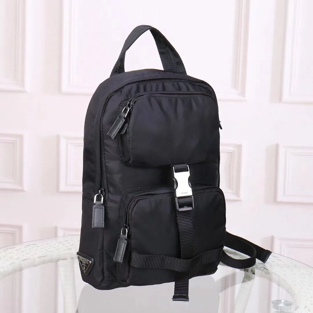 【PRADA 公式旗艦店】プラダ  胸ポケット 当日出荷 好評に付き再入荷！30*20*7CM