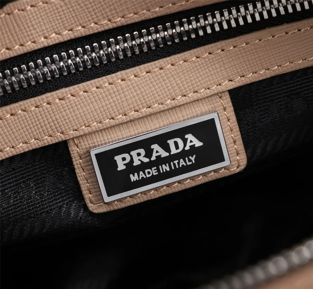 【PRADA  公式旗艦店】プラダ  クラッチバッグ 当日出荷 好評に付き再入荷！28*17*4CM