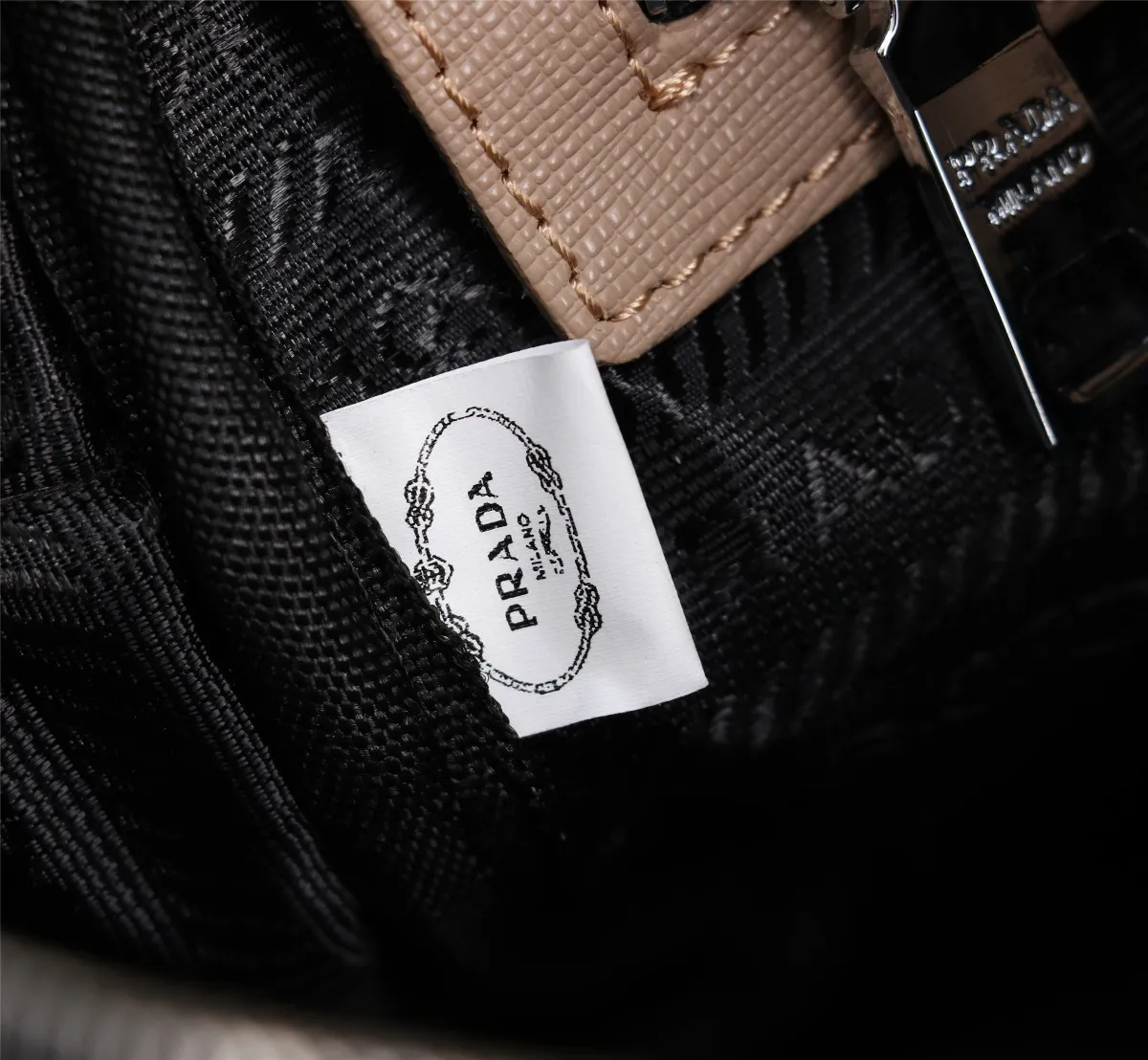 【PRADA  公式旗艦店】プラダ  クラッチバッグ 当日出荷 好評に付き再入荷！28*17*4CM