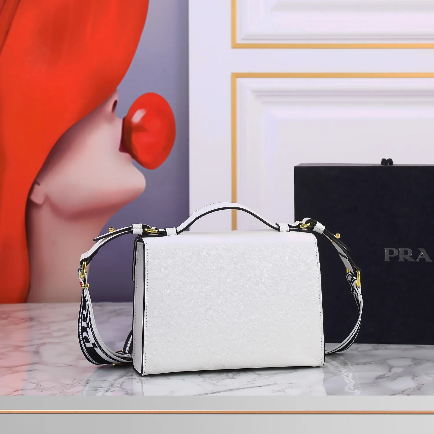 【PRADA  公式旗艦店】プラダ   斜めがけバッグ  当日出荷 好評に付き再入荷！21*14*6.5CM