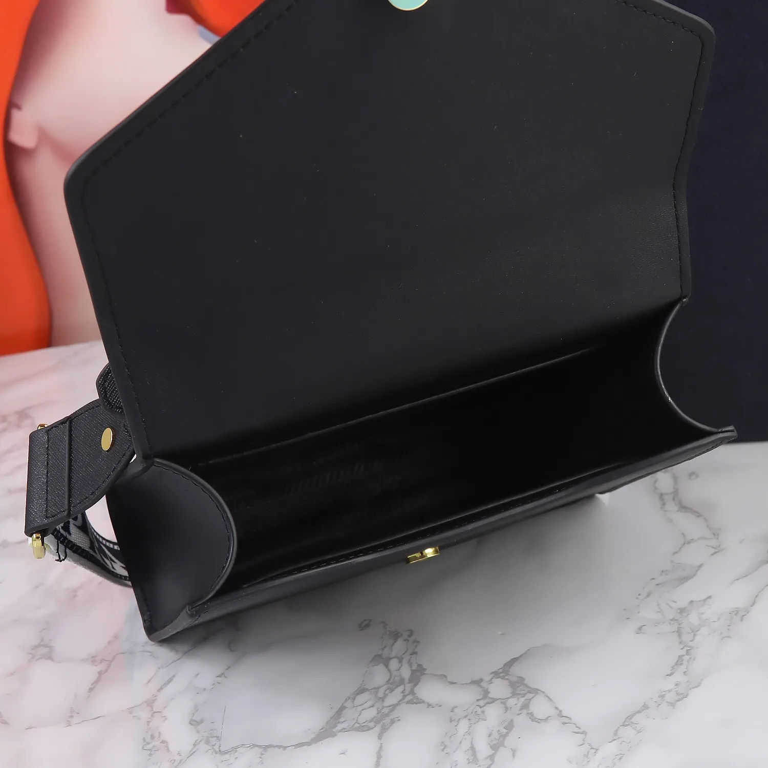 【PRADA  公式旗艦店】プラダ   斜めがけバッグ  当日出荷 好評に付き再入荷！21*14*6.5CM