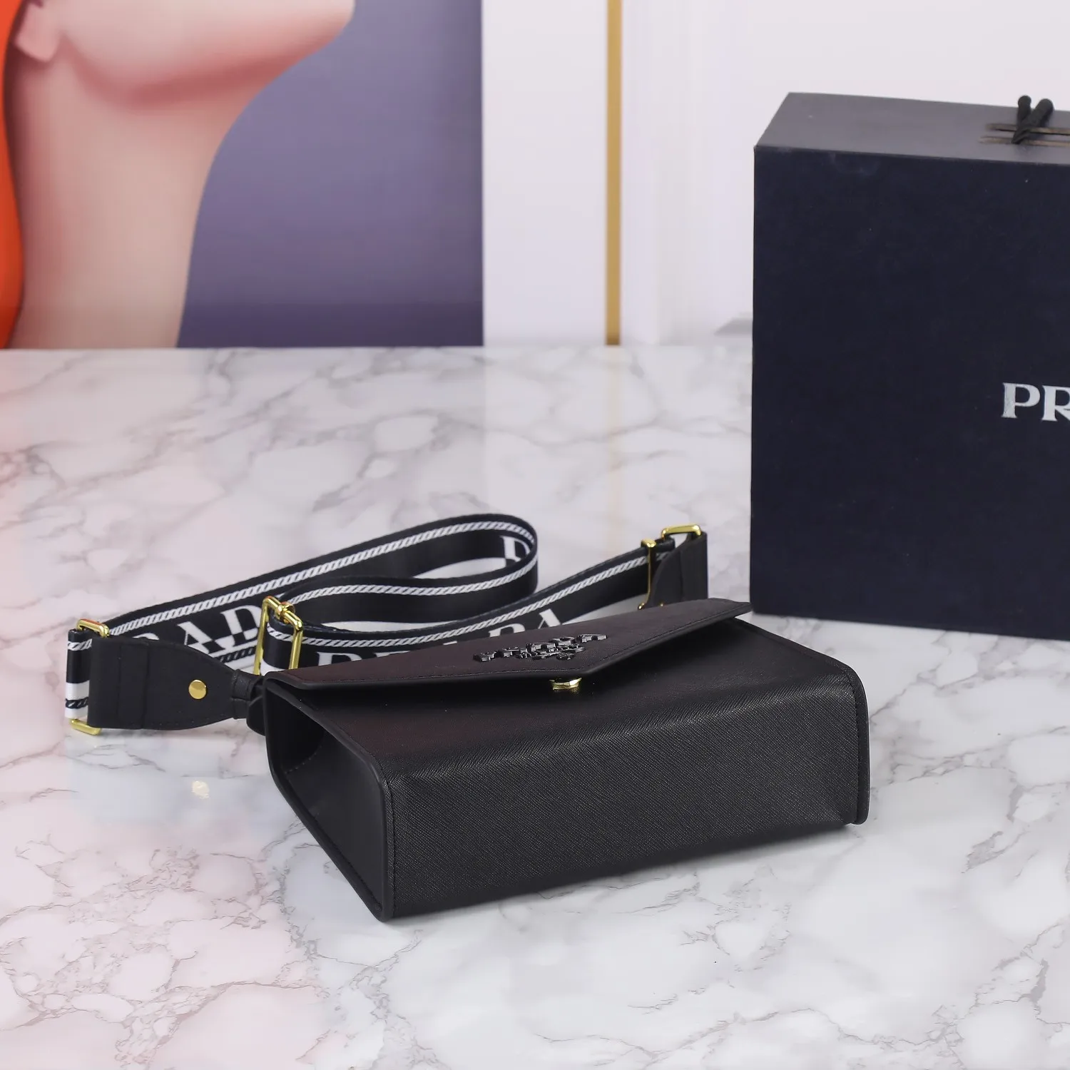 【PRADA  公式旗艦店】プラダ   斜めがけバッグ  当日出荷 好評に付き再入荷！21*14*6.5CM