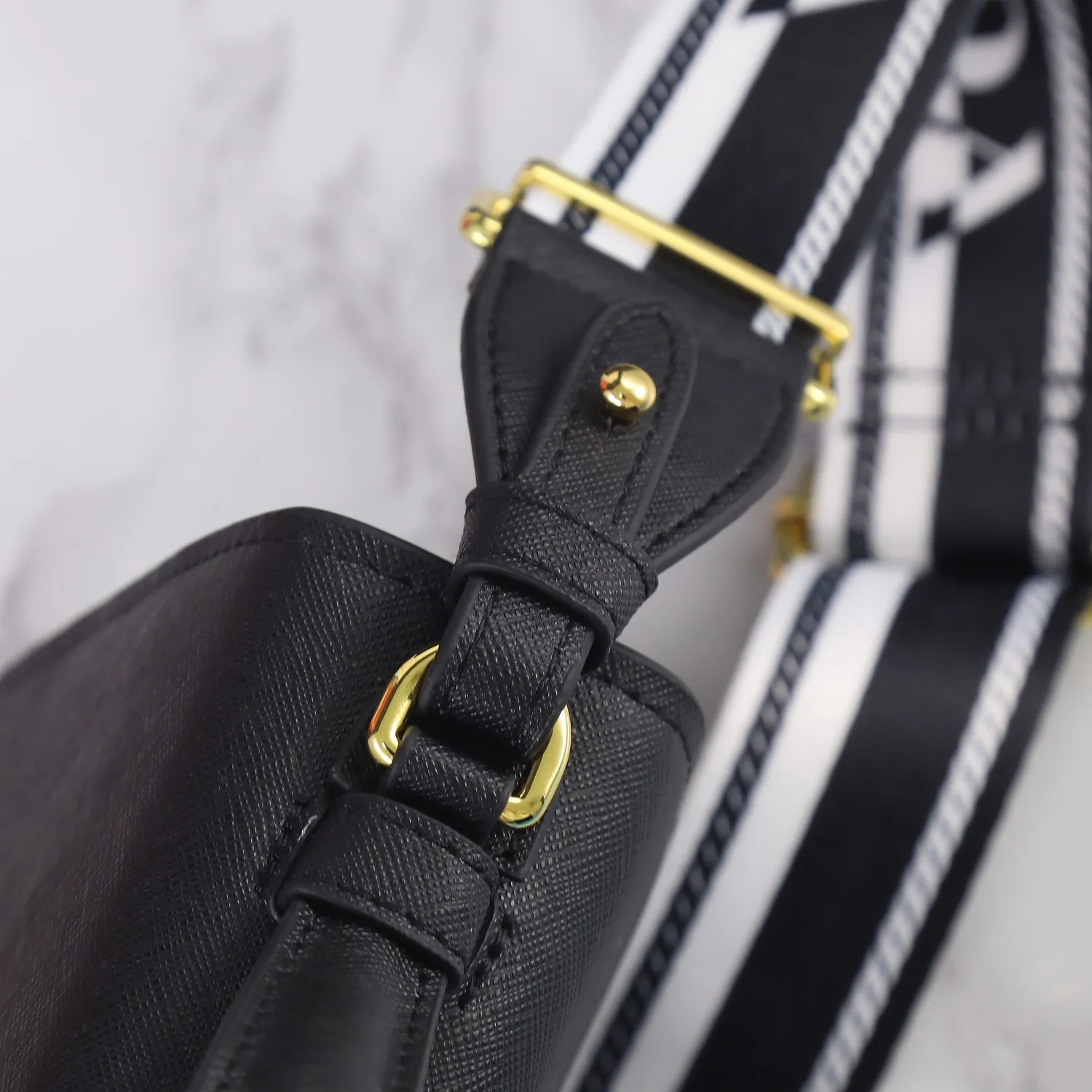 【PRADA  公式旗艦店】プラダ   斜めがけバッグ  当日出荷 好評に付き再入荷！21*14*6.5CM