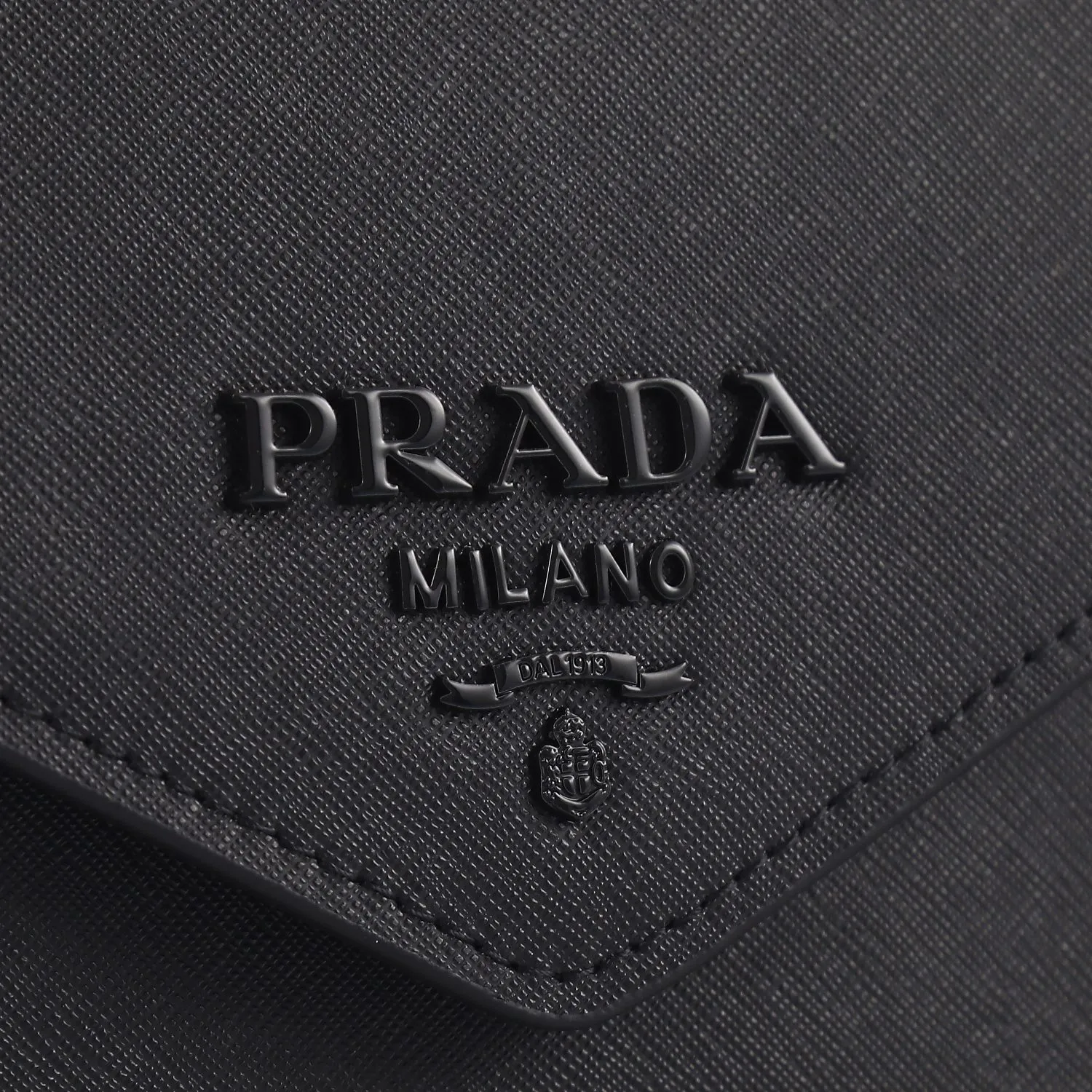 【PRADA  公式旗艦店】プラダ   斜めがけバッグ  当日出荷 好評に付き再入荷！21*14*6.5CM