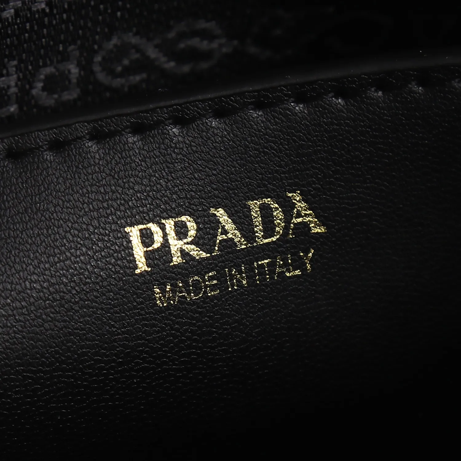 【PRADA  公式旗艦店】プラダ   斜めがけバッグ  当日出荷 好評に付き再入荷！21*14*6.5CM