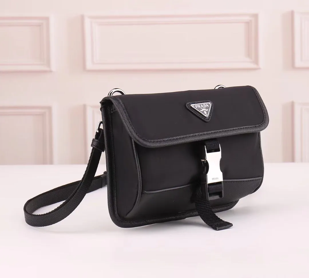 【PRADA  公式旗艦店】プラダ  斜めがけバッグ 当日出荷 好評に付き再入荷！21*16*5CM