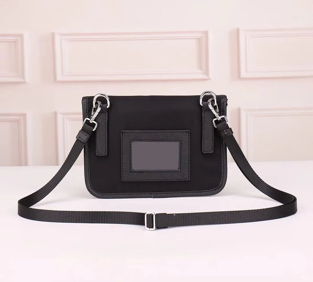 【PRADA  公式旗艦店】プラダ  斜めがけバッグ 当日出荷 好評に付き再入荷！21*16*5CM