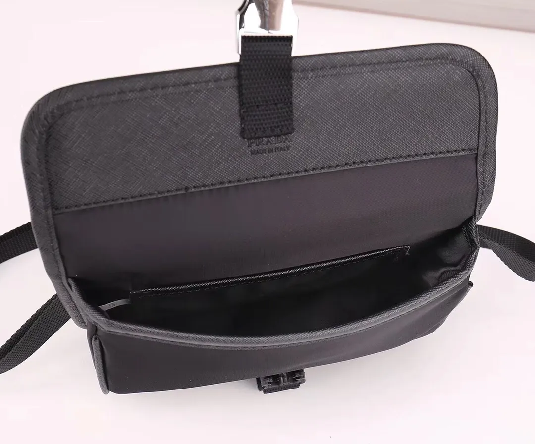 【PRADA  公式旗艦店】プラダ  斜めがけバッグ 当日出荷 好評に付き再入荷！21*16*5CM