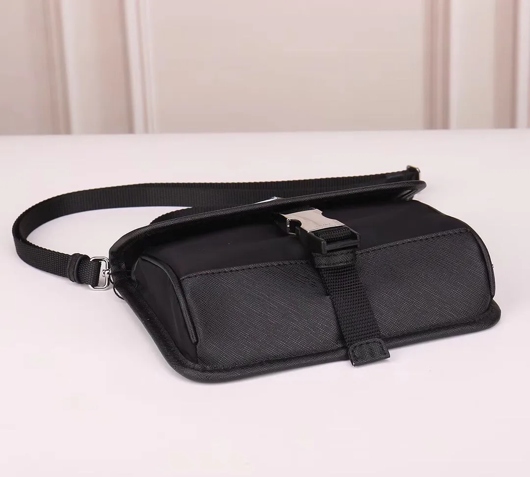【PRADA  公式旗艦店】プラダ  斜めがけバッグ 当日出荷 好評に付き再入荷！21*16*5CM