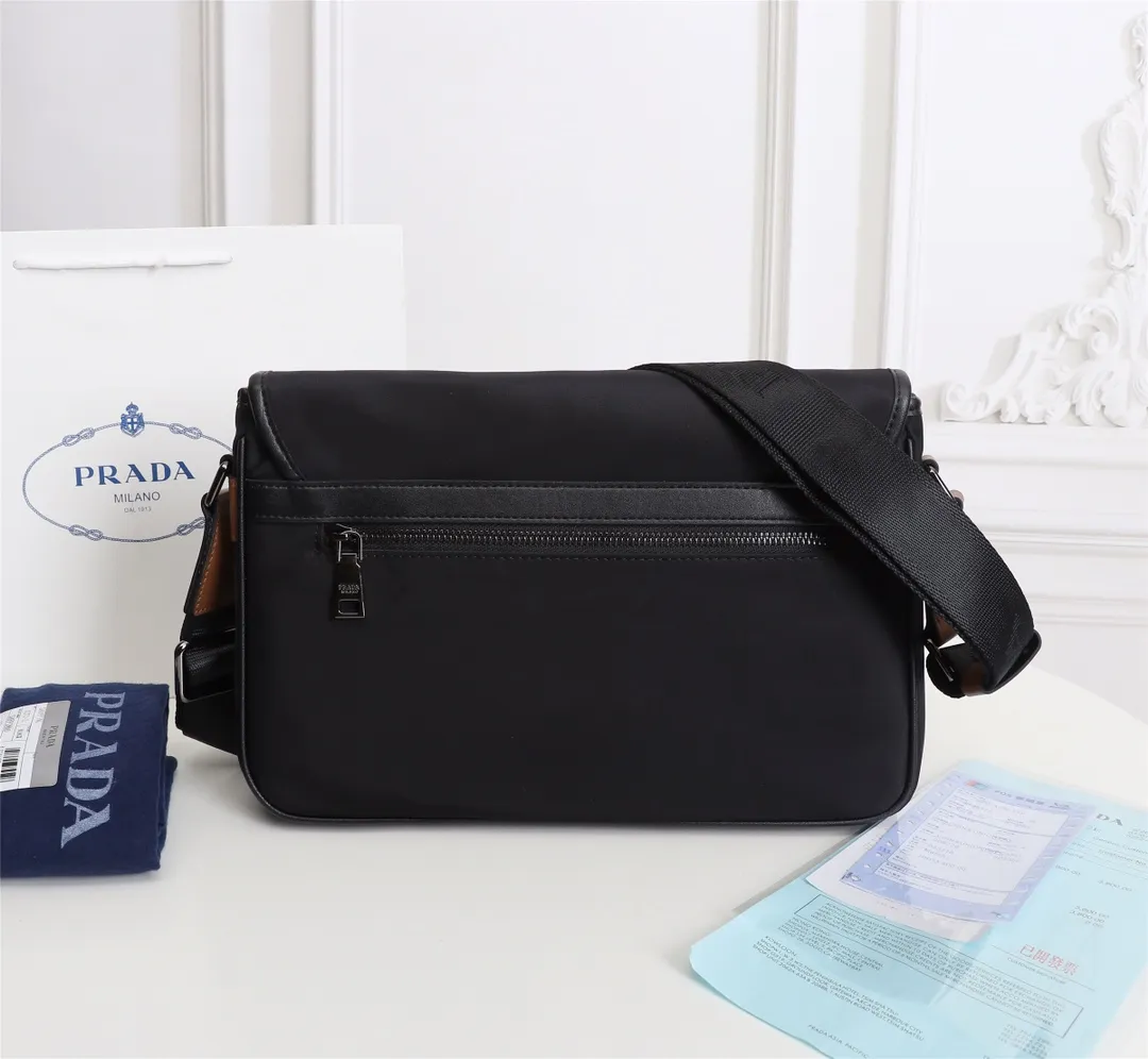 【PRADA  公式 旗艦店】プラダ  斜めがけバッグ 当日出荷 好評に付き再入荷！31*21*6CM